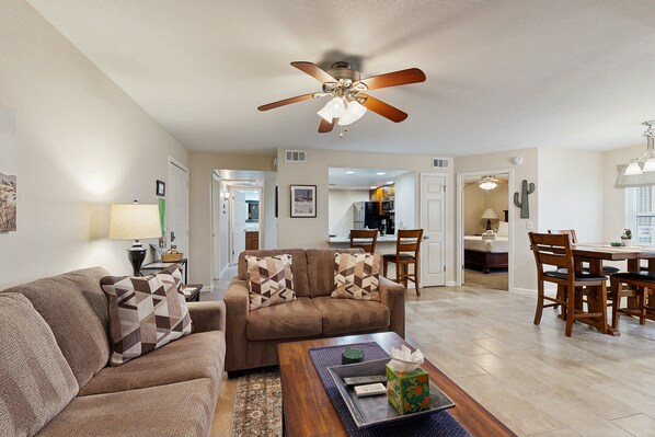 Smart TV - Stylish & Spacious Condo with Pool, Spa & Gym | Minutes to Golf (Scottsdale)
