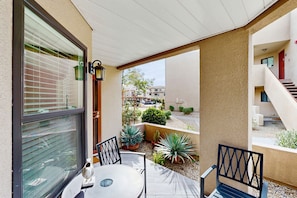 Outdoor dining - Stylish & Spacious Condo with Pool, Spa & Gym | Minutes to Golf (Scottsdale)