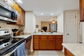 Fridge, microwave, oven, stovetop - Stylish & Spacious Condo with Pool, Spa & Gym | Minutes to Golf (Scottsdale)