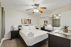 2 bedrooms, free WiFi, bed sheets - Stylish & Spacious Condo with Pool, Spa & Gym | Minutes to Golf (Scottsdale)
