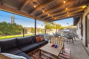 Outdoor dining - Lovely, updated home with enclosed yard, fast WiFi, W/D, & mountain view (Scottsdale)