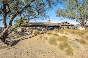 Exterior - Lovely, updated home with enclosed yard, fast WiFi, W/D, & mountain view (Scottsdale)