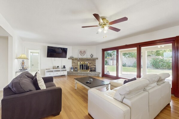 Smart TV, fireplace, books - Beautiful home close to everything with private pool & hot tub, fast WiFi, AC (Scottsdale)