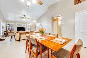Dining - Stunning home with pool, patio, grill, central AC & washer/dryer (Peoria)