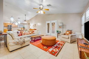 Smart TV, books - Stunning home with pool, patio, grill, central AC & washer/dryer (Peoria)