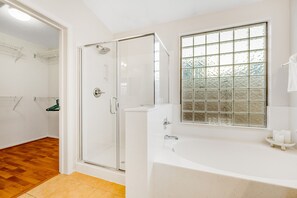 Shower, hair dryer, towels - Stunning home with pool, patio, grill, central AC & washer/dryer (Peoria)