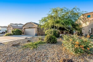Property grounds - Stunning home with pool, patio, grill, central AC & washer/dryer (Peoria)