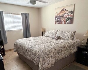 2 bedrooms, free WiFi, bed sheets - Ground-floor condo with pool, hot & central AC - close to Old Town, attractions (Scottsdale)