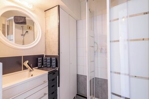 Shower, hair dryer, towels, shampoo - Pearl of the Ocean 30 mètres de la mer (Valras-Plage)