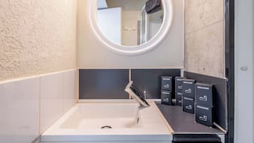 Een douche, een haardroger, handdoeken, shampoo