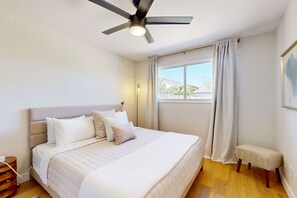 3 bedrooms, desk, iron/ironing board, free WiFi - Modern updated home with private pool, large yard, gas grill (Scottsdale)