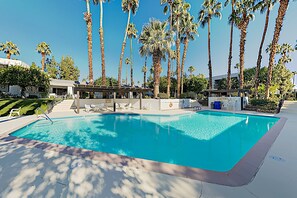 A heated pool - Beautiful Condo minutes from downtown, shared pools, hot tub, tennis & golf (Palm Springs)