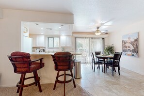 Interior - Beautiful Condo minutes from downtown, shared pools, hot tub, tennis & golf (Palm Springs)