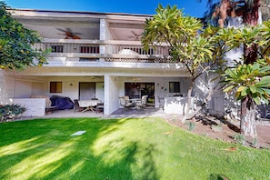 Outdoor dining - Beautiful Condo minutes from downtown, shared pools, hot tub, tennis & golf (Palm Springs)