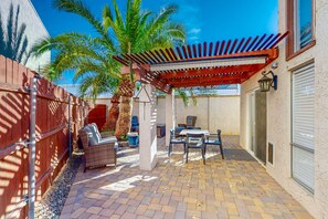 Outdoor dining - Charming dog-friendly townhome with 3 pools, gas grill, AC, & washer/dryer (Tempe)