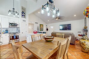Dining - Charming dog-friendly townhome with 3 pools, gas grill, AC, & washer/dryer (Tempe)