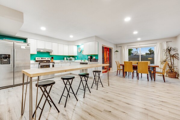 Fridge, microwave, oven, stovetop - Groovy, dog-friendly ranch with pool, fenced yard, AC & W/D (Phoenix)
