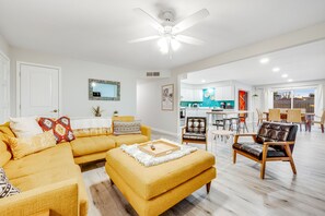 Smart TV, books - Groovy, dog-friendly ranch with pool, fenced yard, AC & W/D (Phoenix)