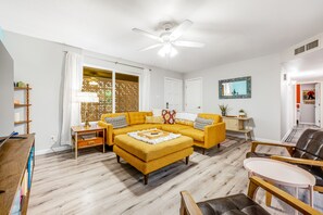 Smart TV, books - Groovy, dog-friendly ranch with pool, fenced yard, AC & W/D (Phoenix)