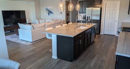 A perfect Arizona getaway in Dove Mountain w heated pool & gated community.