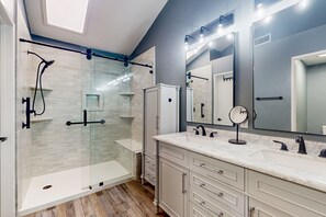 Shower, hair dryer, towels - Water-view home on golf course with hot tub, pool, tennis, on-site golf, & patio (Palm Desert)