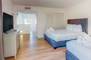3 bedrooms, travel cot, free WiFi, bed sheets - Sunshine Time | Condo in Scottsdale with pool, hot tub, gym, & washer/dryer (Scottsdale)