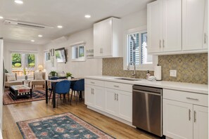 Fridge, microwave, oven, stovetop - Emerald Leaf Downstairs (Seattle)