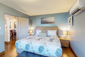 2 bedrooms, desk, free WiFi, bed sheets - Charming home with large yards and excellent location for any interests (Phoenix)