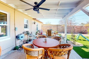 Outdoor dining - Charming home with large yards and excellent location for any interests (Phoenix)