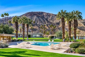 A heated pool - Iconic mid-century modern home with on-site pool access, grill, AC, & W/D (Palm Desert)