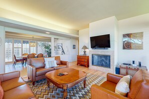 Smart TV, chimenea y libros 