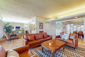Smart TV, fireplace, books - Iconic mid-century modern home with on-site pool access, grill, AC, & W/D (Palm Desert)