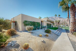 Property grounds - Iconic mid-century modern home with on-site pool access, grill, AC, & W/D (Palm Desert)