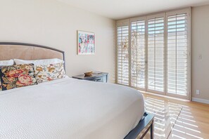 3 bedrooms, desk, iron/ironing board, free WiFi - Iconic mid-century modern home with on-site pool access, grill, AC, & W/D (Palm Desert)