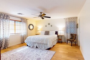 5 bedrooms, desk, iron/ironing board, travel cot - Spectacular home with private pool & pool chiller, grill, loft w/ games (Phoenix)