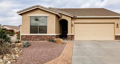 Desert retreat with enclosed yard, instruments, alfresco dining, grill, & W/D
