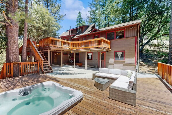 Terrace/patio - Fantastic wooded escape with private hot tub, WiFi & deck (Idyllwild)