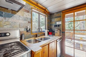 Fridge, microwave, oven, stovetop - Fantastic wooded escape with private hot tub, WiFi & deck (Idyllwild)