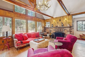 Smart TV, fireplace, DVD player, books - Fantastic wooded escape with private hot tub, WiFi & deck (Idyllwild)