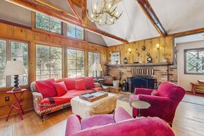 Smart TV, fireplace, DVD player, books - Fantastic wooded escape with private hot tub, WiFi & deck (Idyllwild)