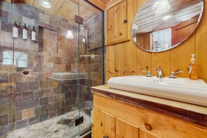 Shower, hair dryer, towels - Fantastic wooded escape with private hot tub, WiFi & deck (Idyllwild)