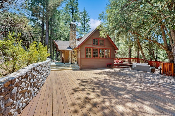 Exterior - Fantastic wooded escape with private hot tub, WiFi & deck (Idyllwild)