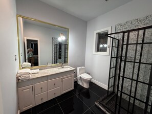 Hair dryer, towels, soap, toilet paper - Retreat at Lake Travis Austin/Water Front /Boating (Austin)
