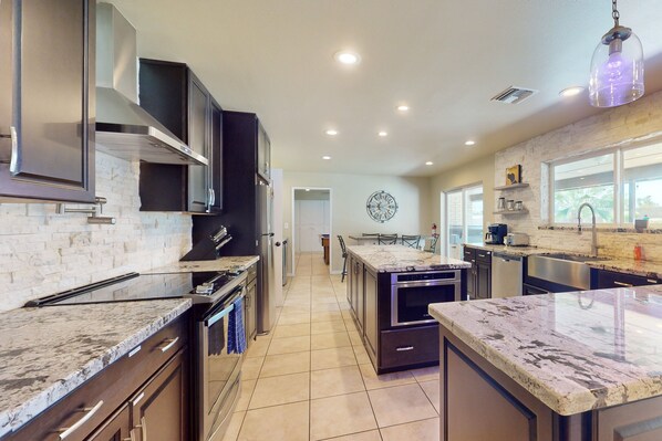 Fridge, microwave, oven, stovetop - Dog-friendly home with private pool, hot tub, W/D, central AC & enclosed yard (Tempe)