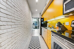 Refrigerador, microondas, horno y parrilla de estufa 