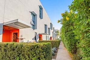 Exterior - Dog-friendly townhouse with central AC and washer/dryer - snowbirds welcome (Scottsdale)