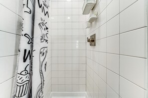 Shower, hair dryer, towels - Dog-friendly townhouse with central AC and washer/dryer - snowbirds welcome (Scottsdale)