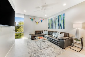 Smart TV - Dog-friendly townhouse with central AC and washer/dryer - snowbirds welcome (Scottsdale)