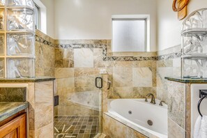 Shower, hair dryer, towels - Spacious lakefront home with deck  & W/D (Lakeside)