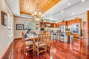 Dining - Spacious lakefront home with deck  & W/D (Lakeside)